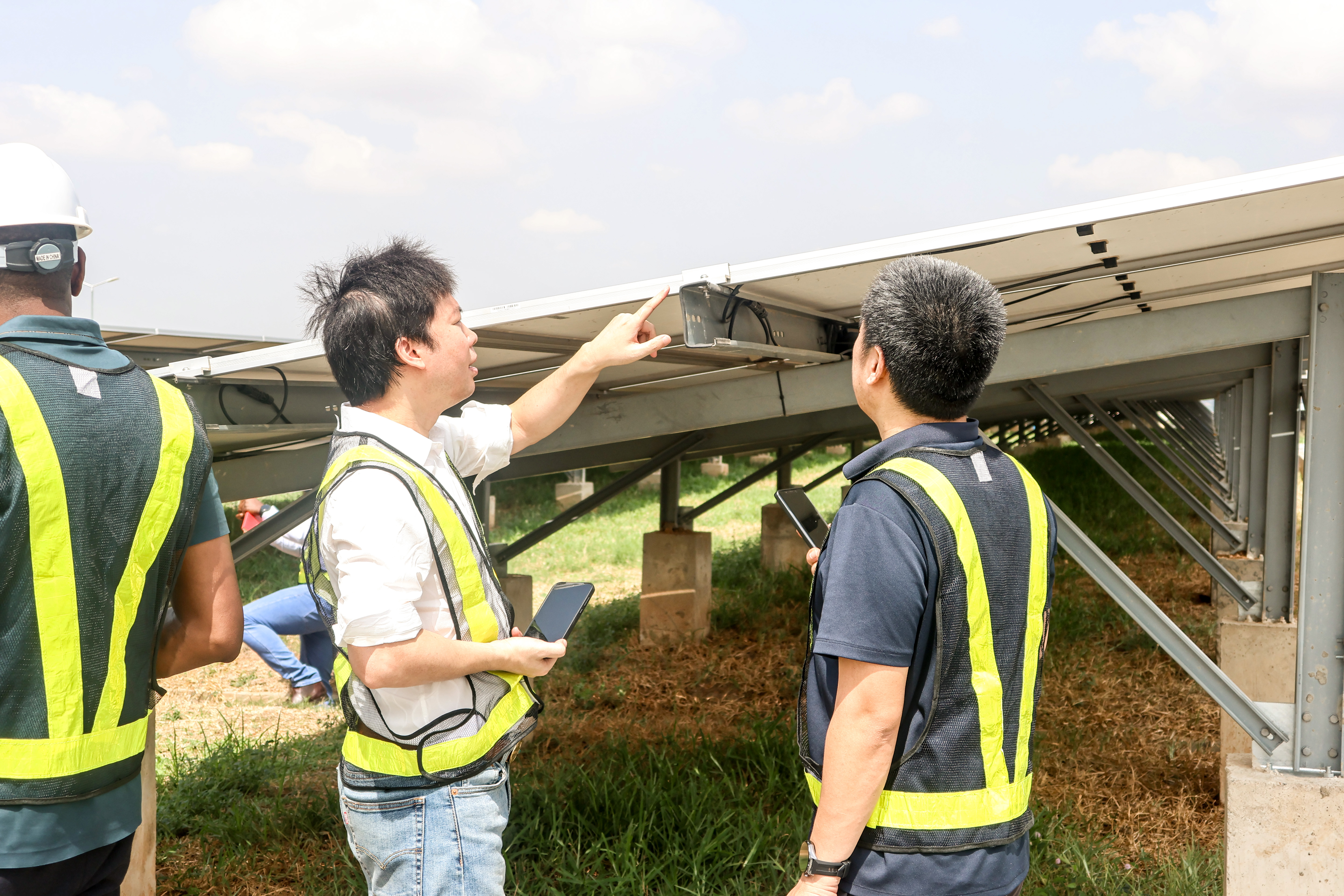 Mini-grid developers are gaining technical knowledge from a captive 3.3 MW hybrid solar plant to support the deployment of Standard Interconnected mini-grids under the DARES project.