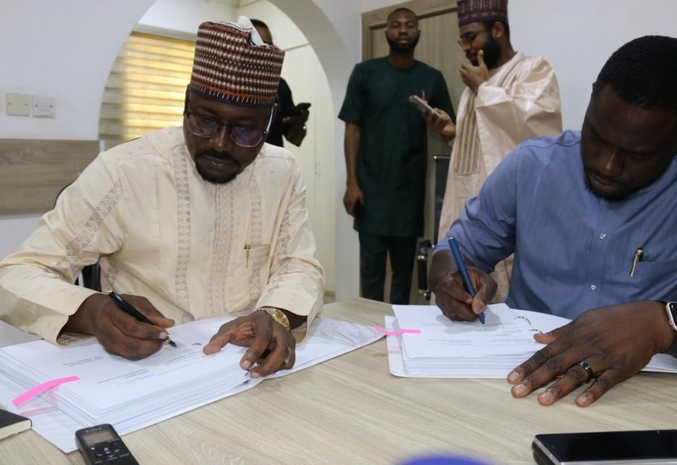 The Head of Project Management Unit (HPMU) of the Nigeria Electrification Project (NEP), Abba Aliyu Abubakar (L) and C.E.O. of ACOB Lighting Tech. Ltd., Mr. Alexander Obiechina (R) at the grant signing.